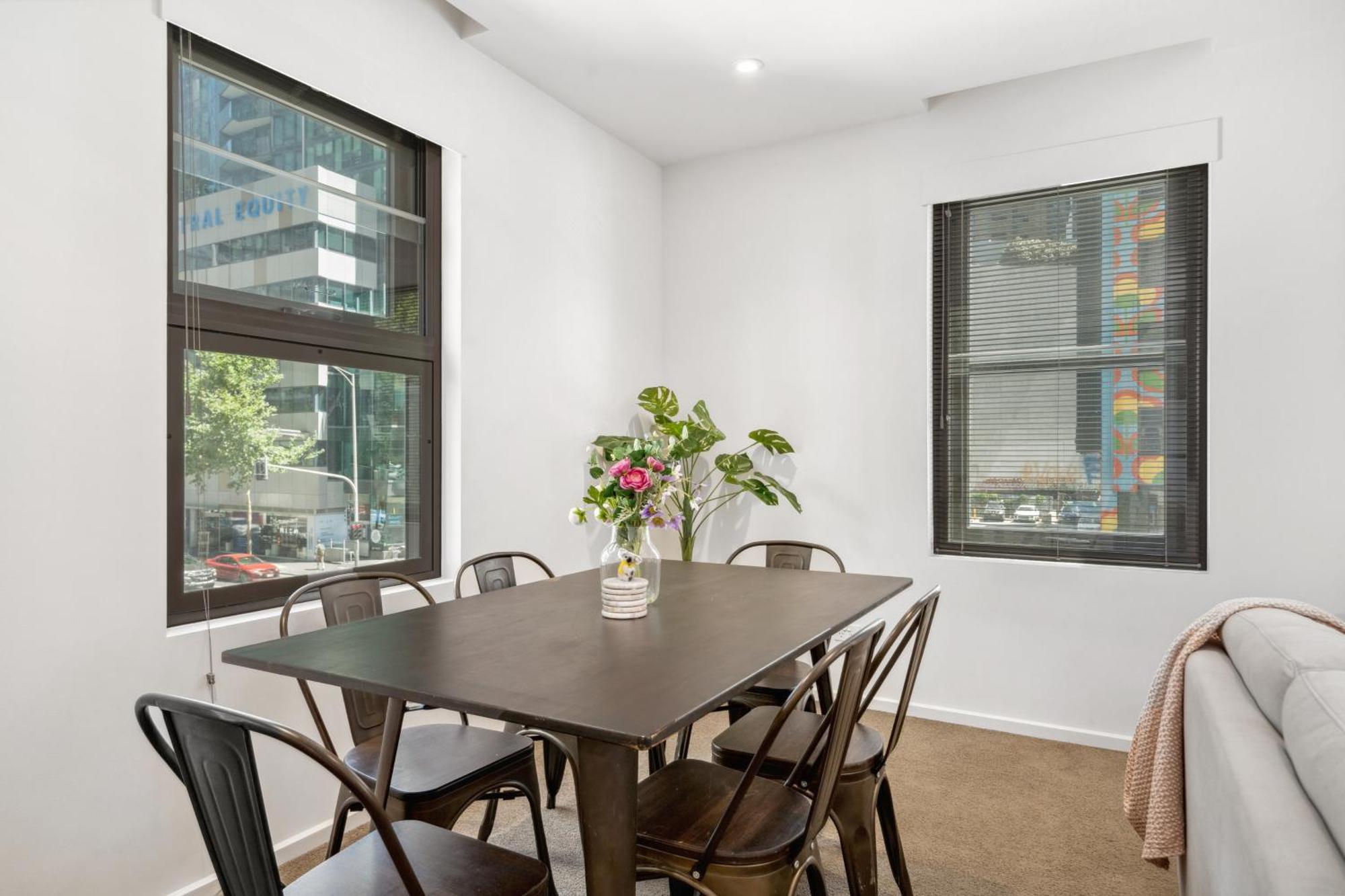Apartment Modern 3-bedroom In Prime Location