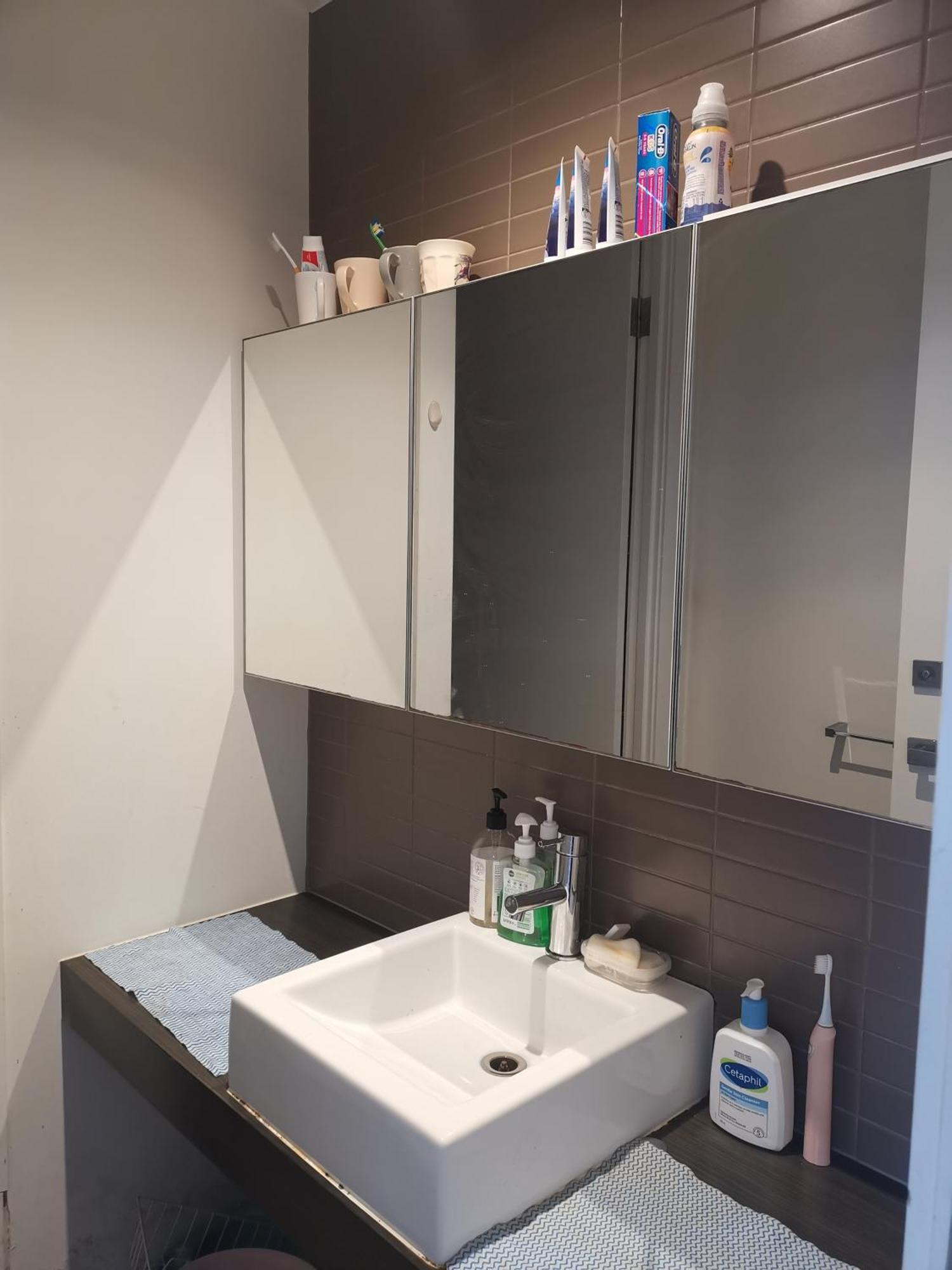 With Wide Single Bed Free Tram To Cbd & Southern Cross Station Melbourne