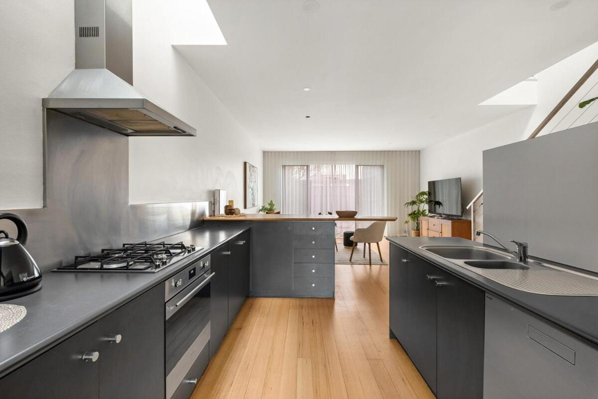 South Yarra Luxe - Spacious Townhouse & Parking Holiday home