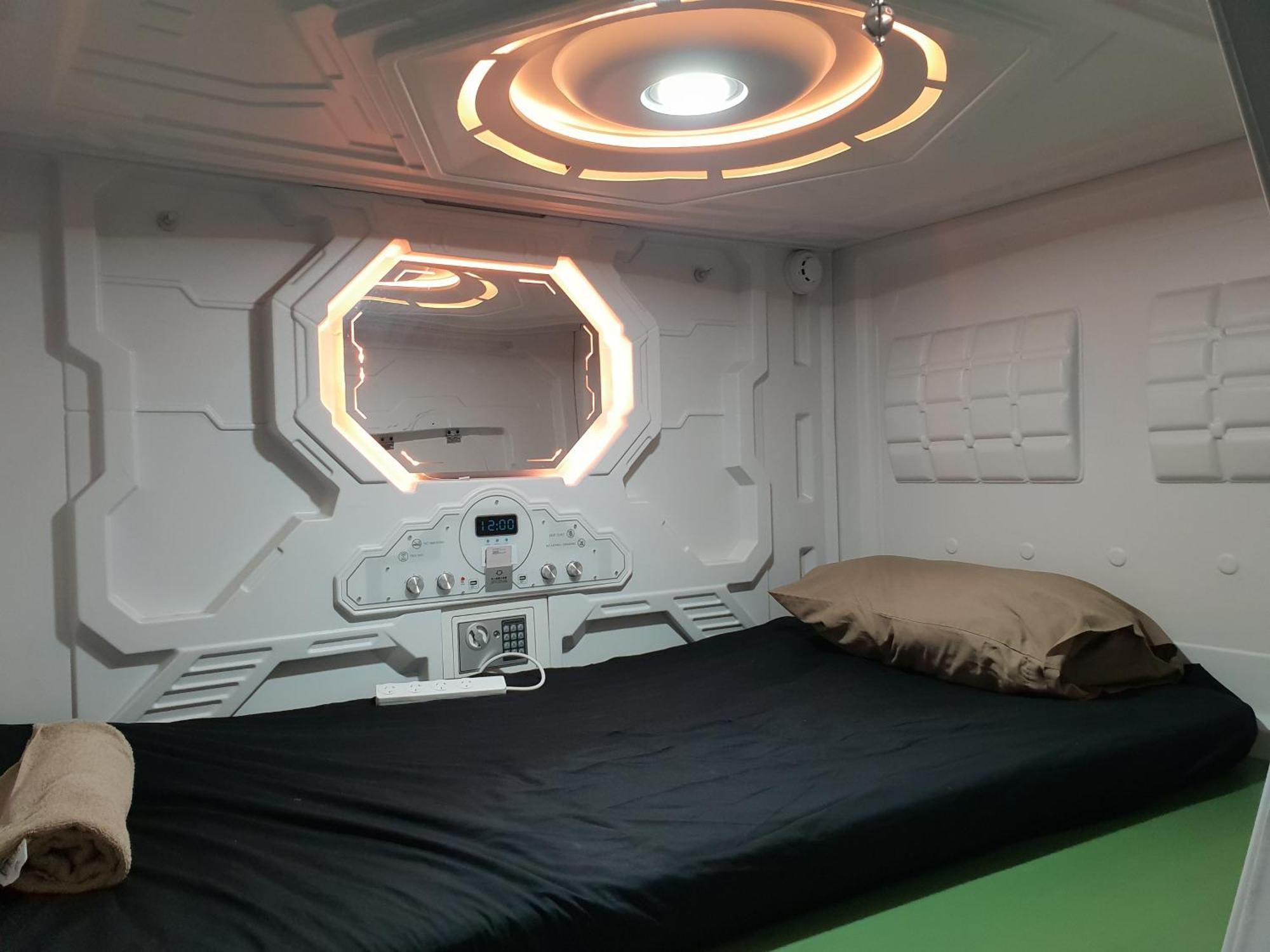 Abbotsford Private & Pods - 15 Charles Homestay *