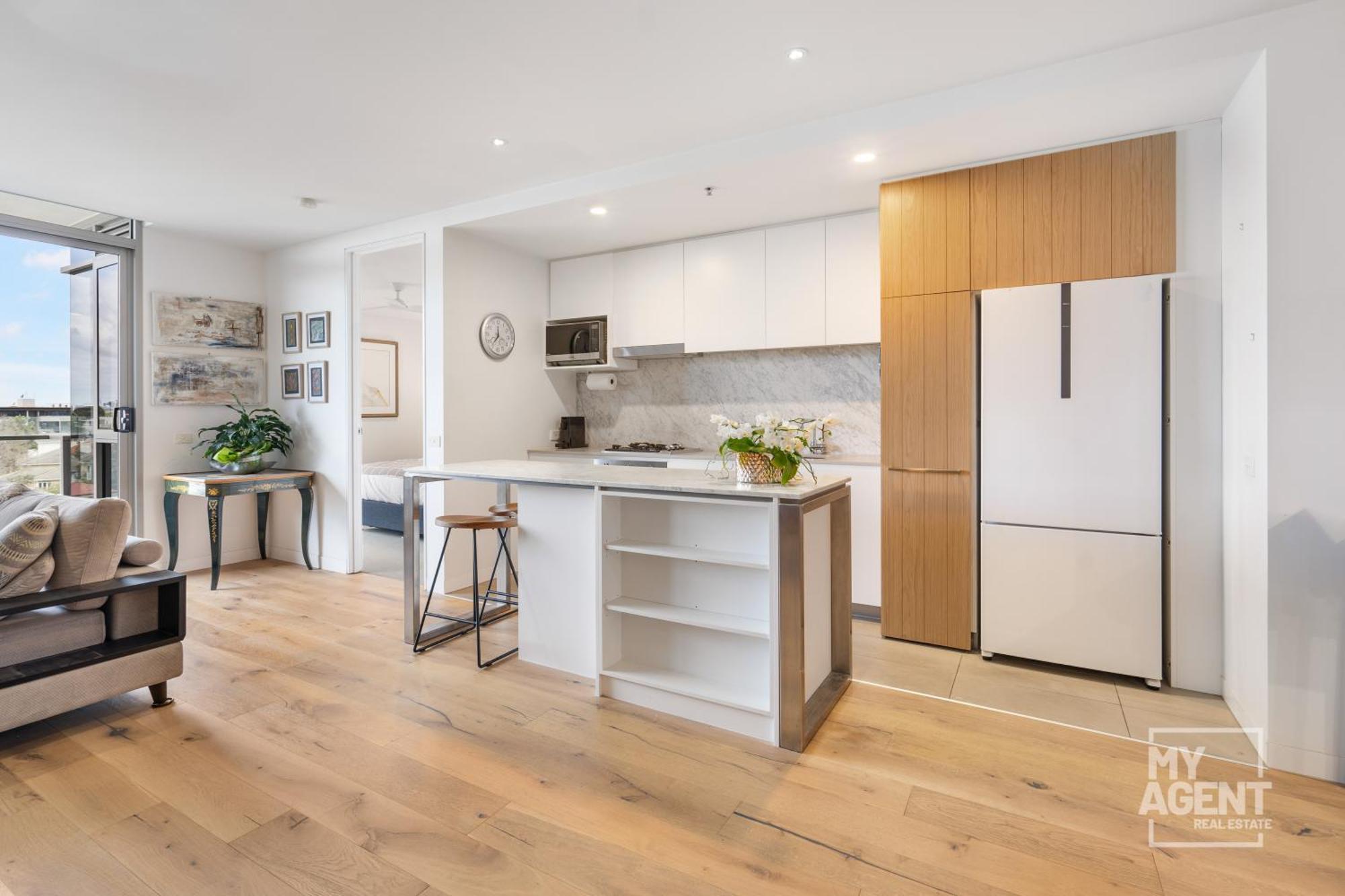 Experience Port On Delightful Dow Street Apartment Melbourne