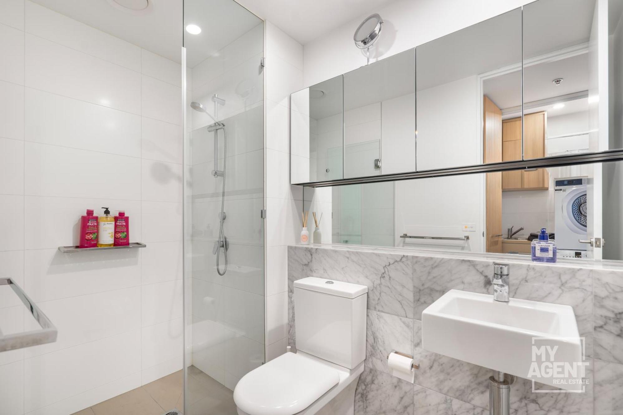 Experience Port On Delightful Dow Street Apartment Melbourne