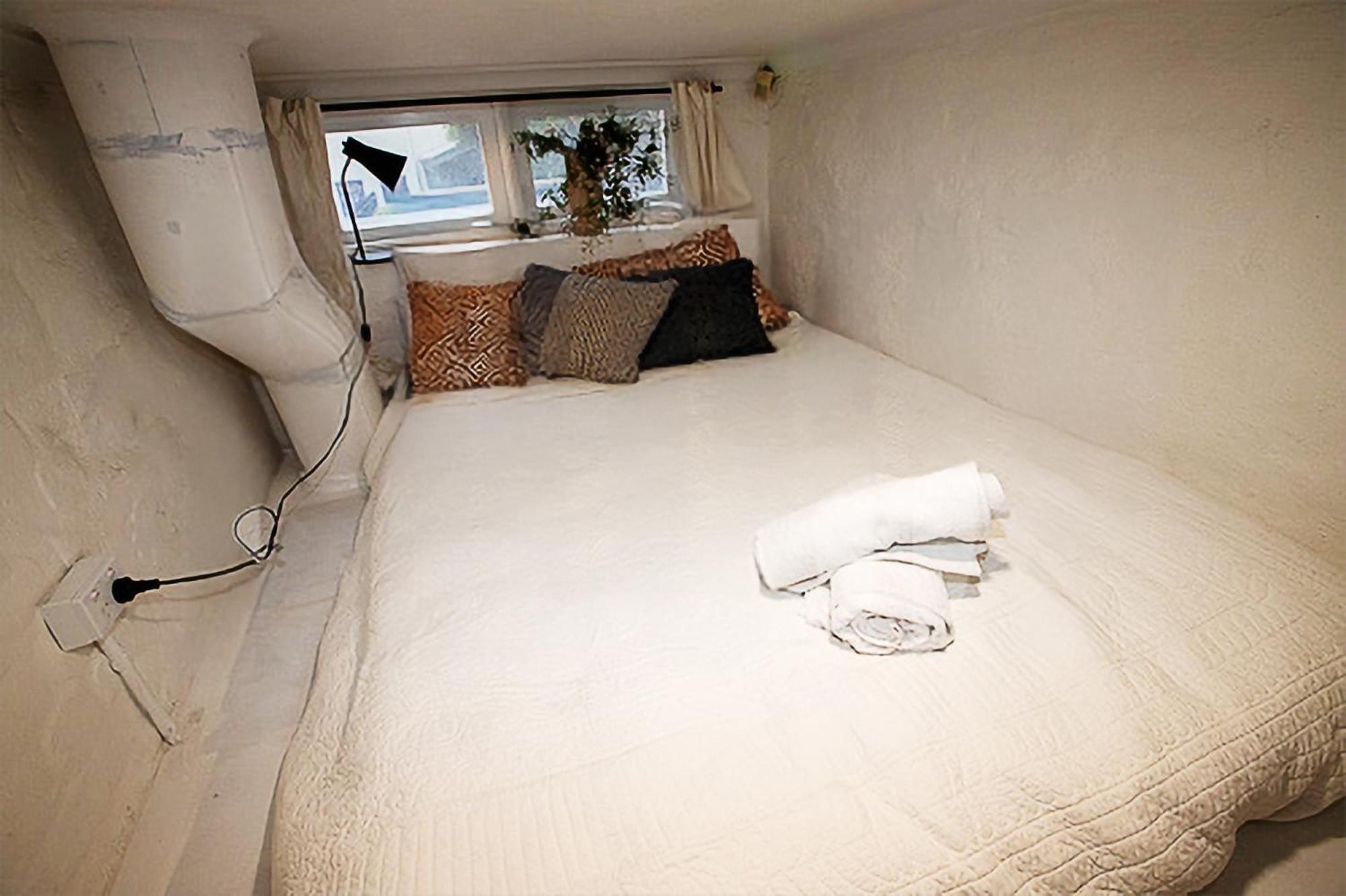 Fitzroy- Private 2-4 Guest #guesthouse #ausgp #directtram #f1 Holiday home