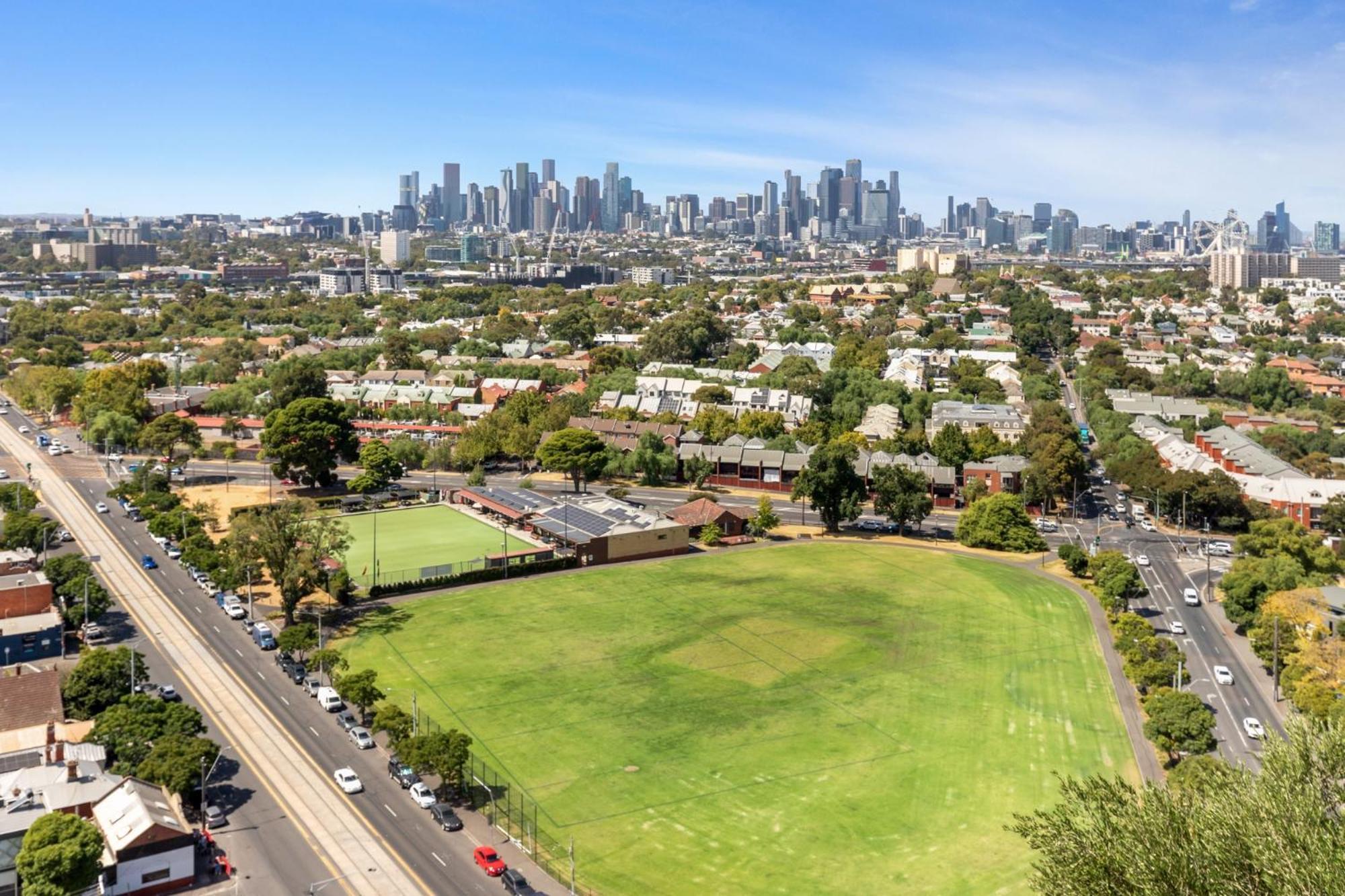 Elegant Inner-west 2-bed With Views & Pool * Melbourne