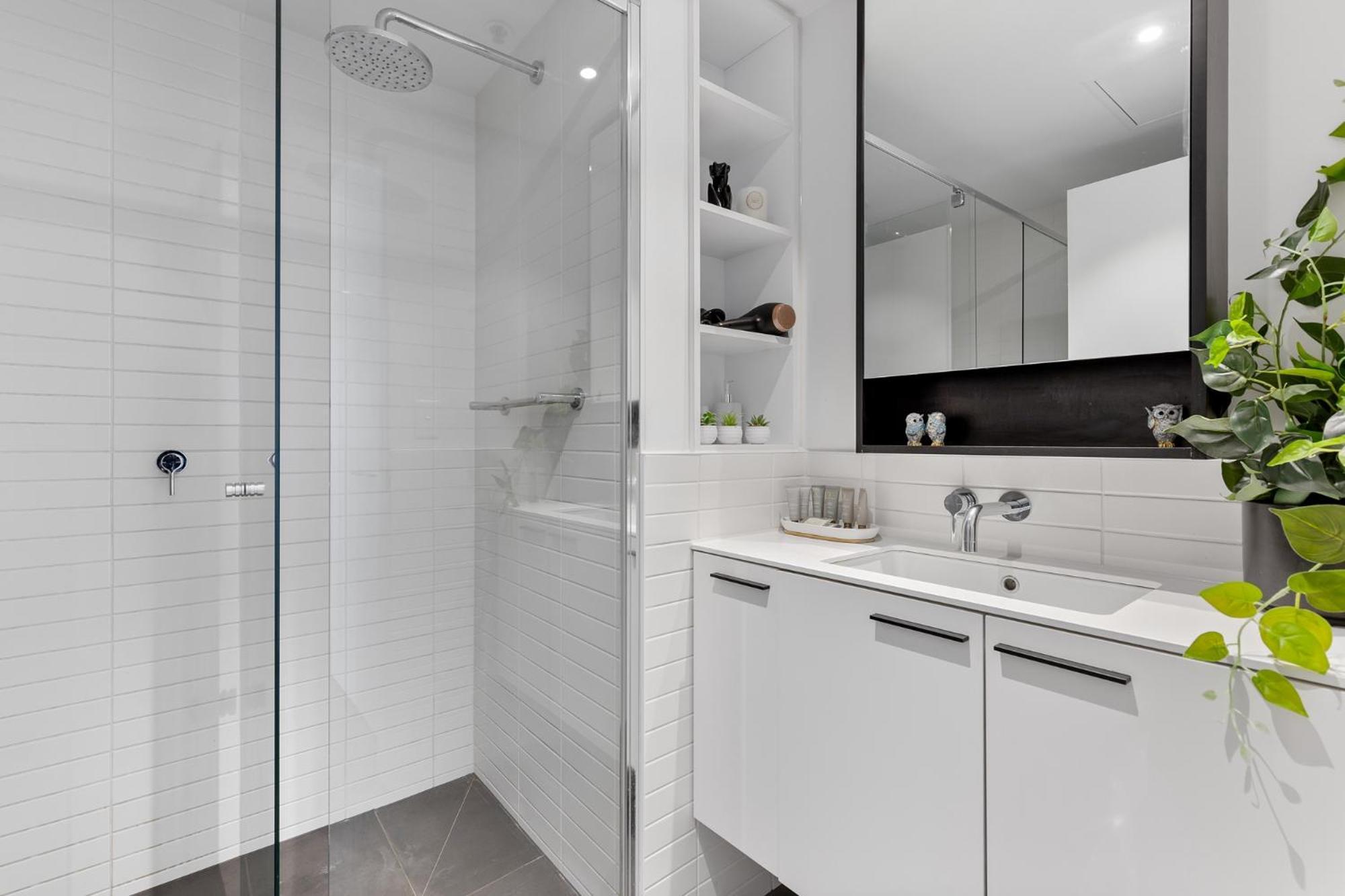Elegant Inner-west 2-bed With Views & Pool Apartment Melbourne