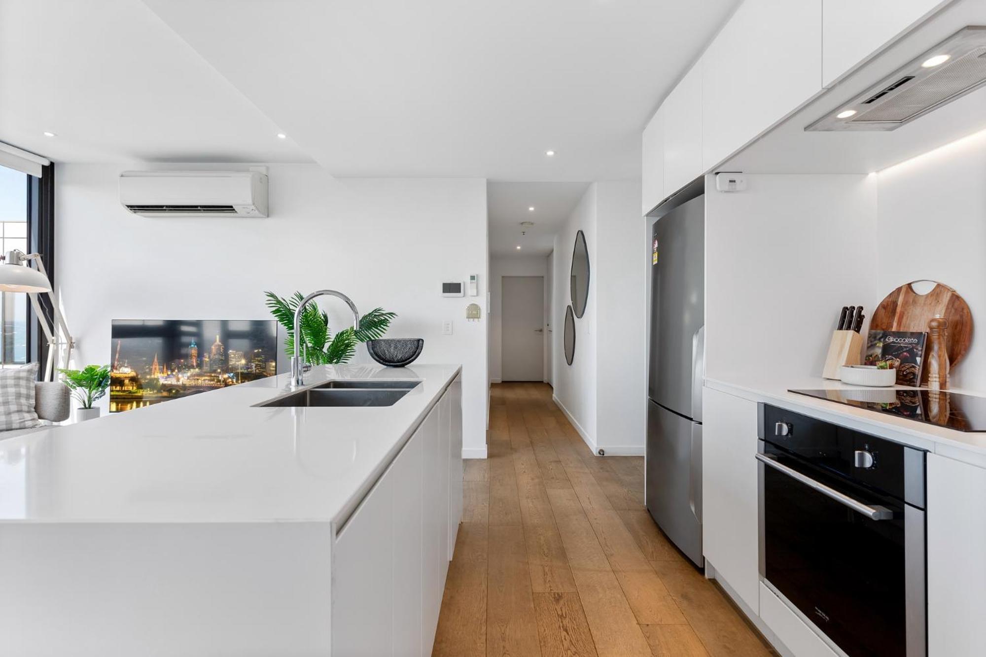 Elegant Inner-west 2-bed With Views & Pool Melbourne