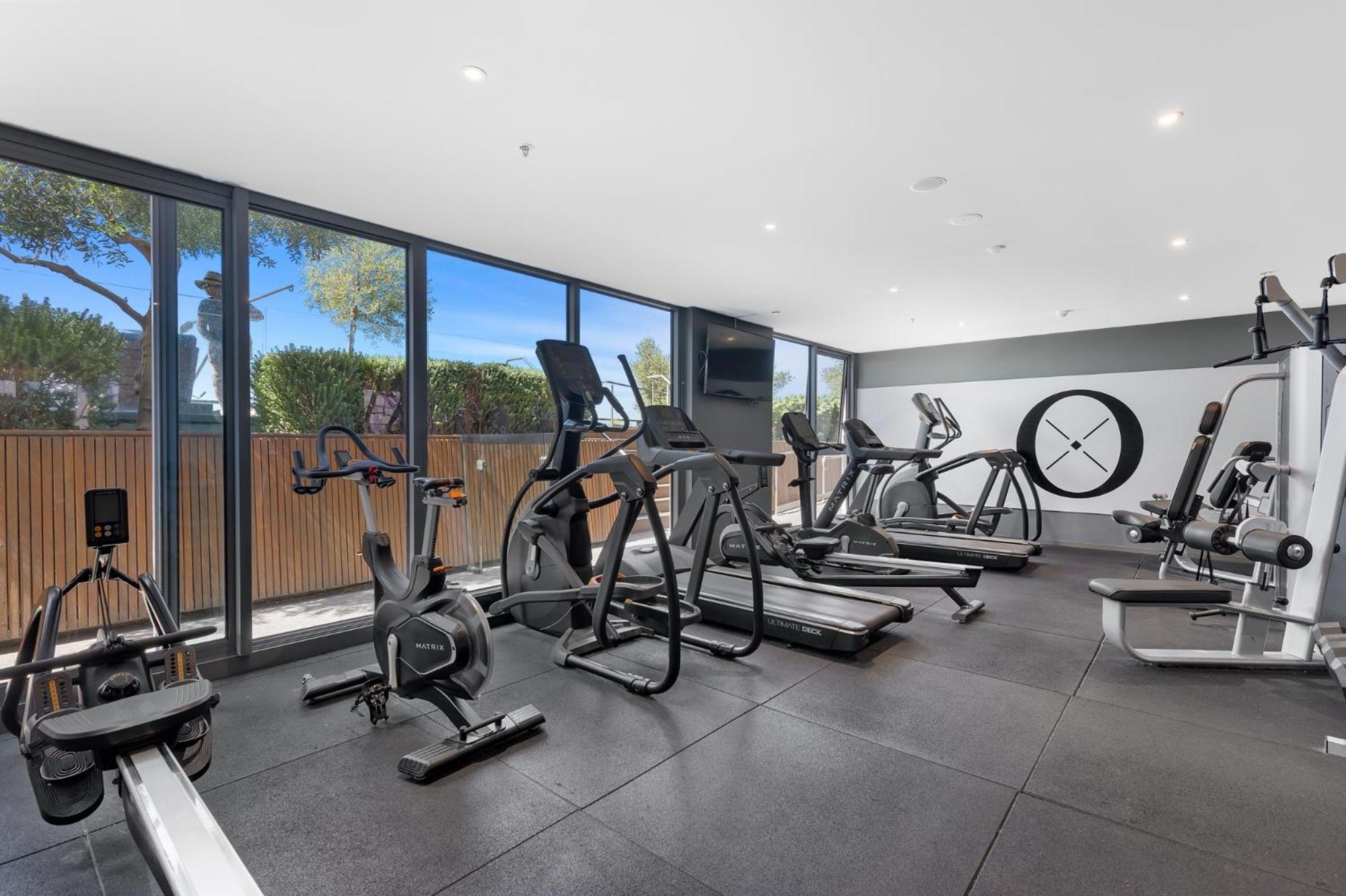 Elegant Inner-west 2-bed With Views & Pool Apartment Melbourne