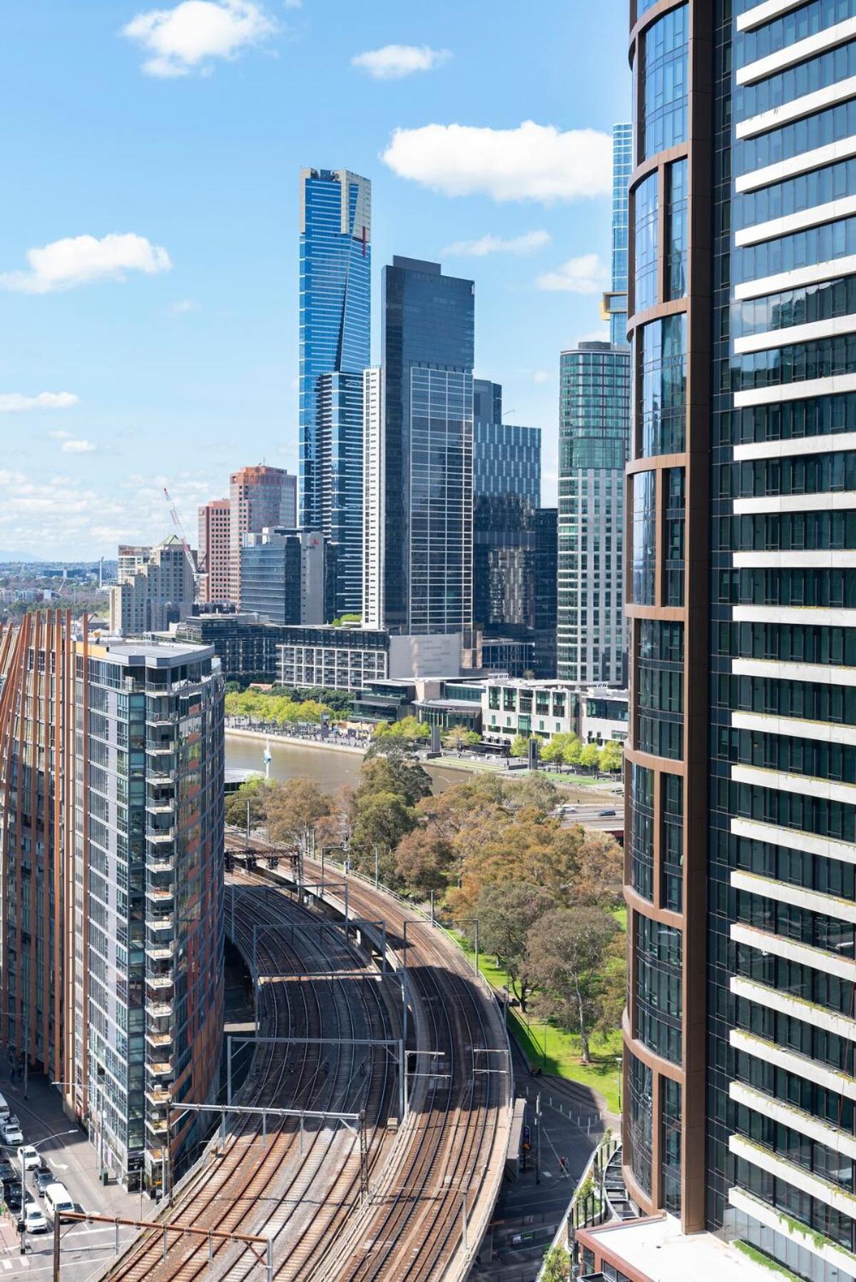 Cozy Living In Docklands Apartment