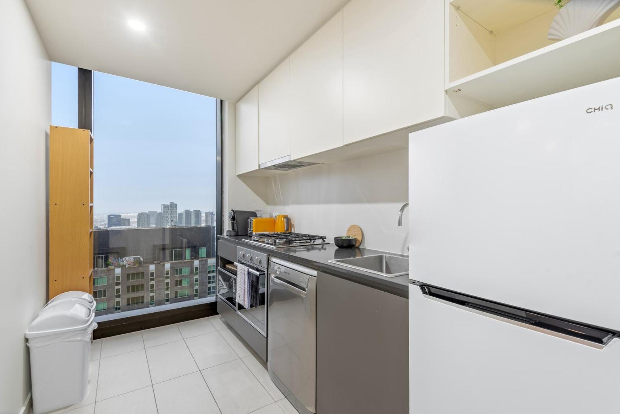 Sleek With Stunning Views & Pool Access *