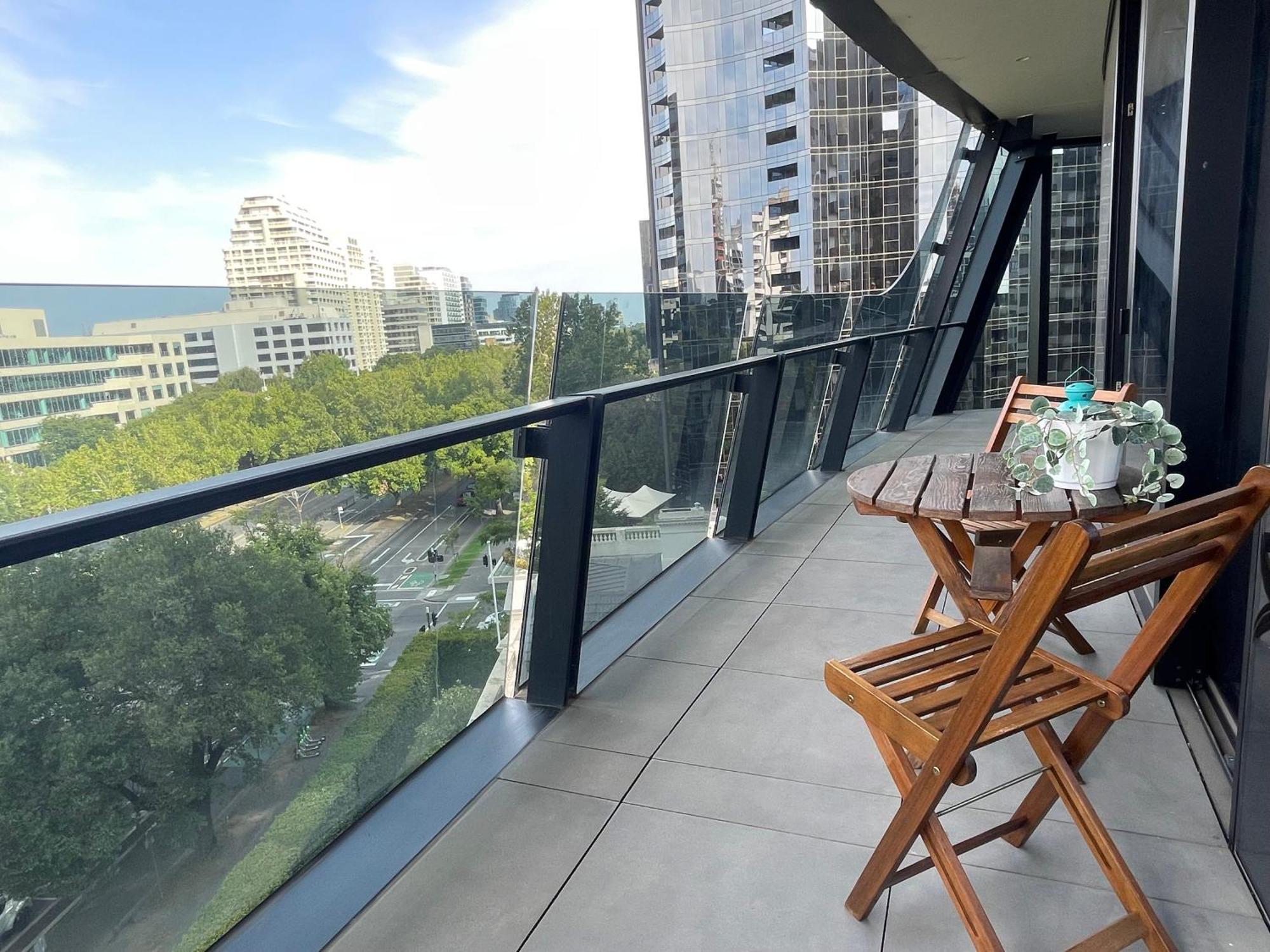 Balcony Bliss 2b1b With Pool Melbourne