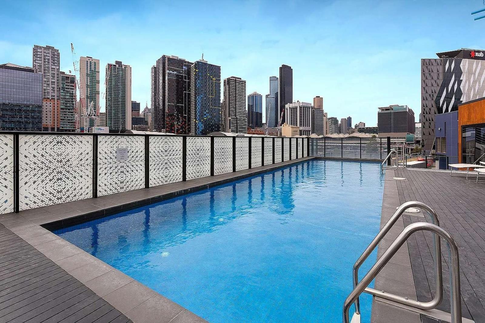 Apartment Rooftop Pool 2br At Marvel Stadium With Free Parking Melbourne