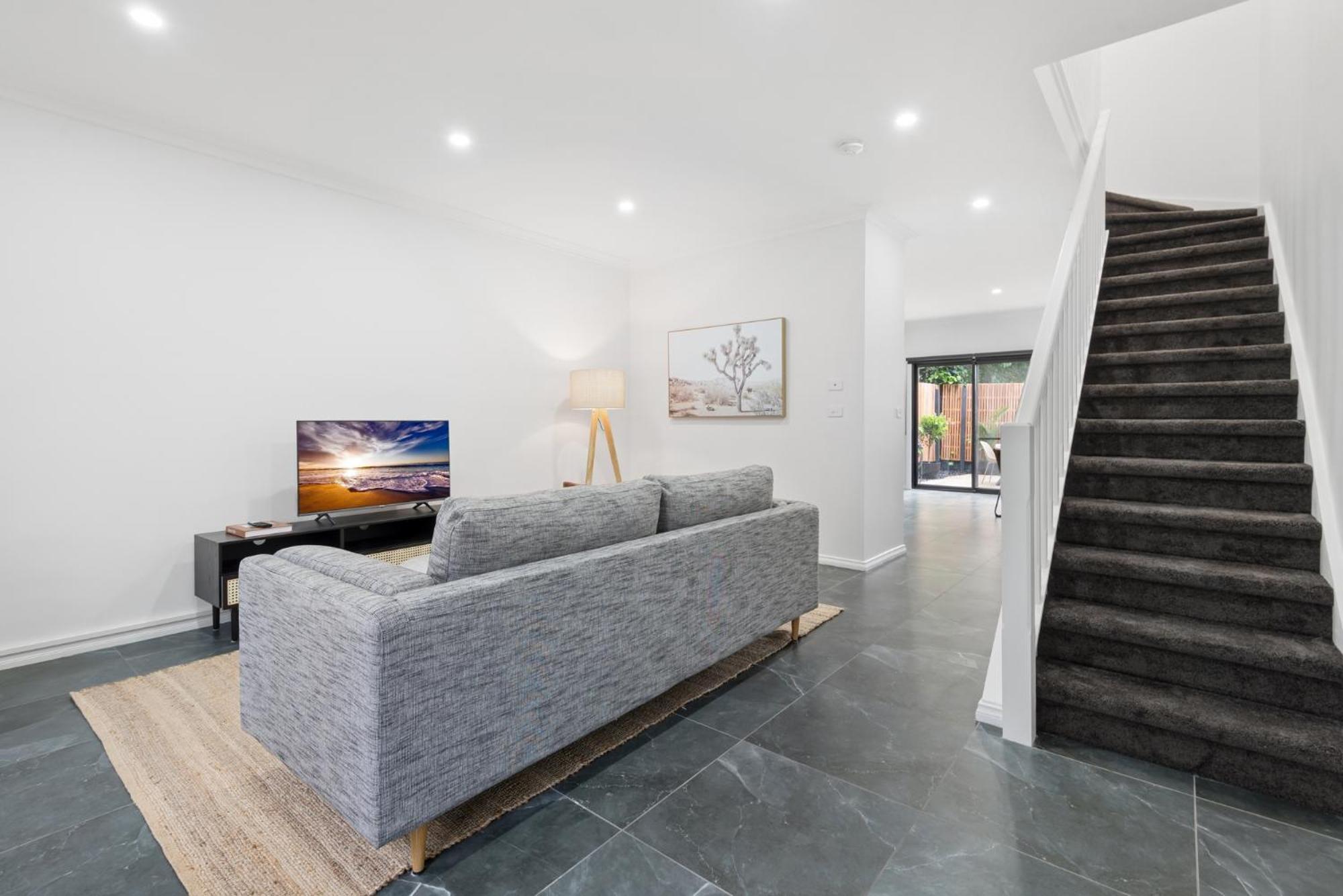 Sleek 2-bed Terrace Near Local Parks Holiday home *