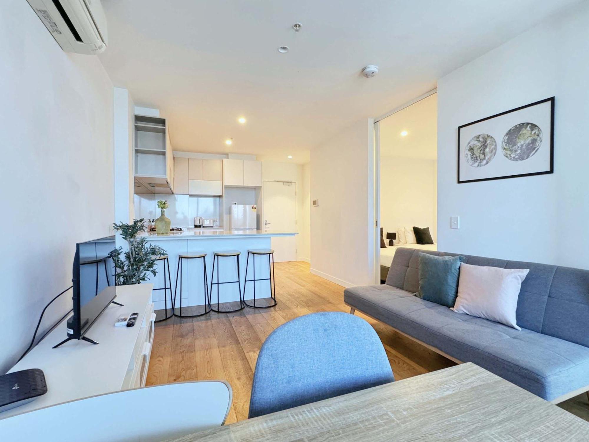 Cozy 2br Steps From Southern Cross Views Apartment
