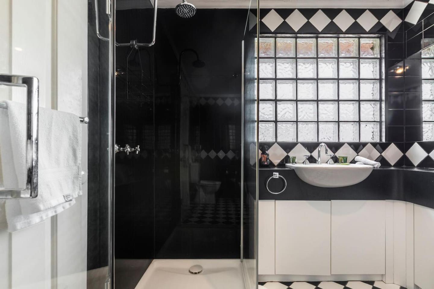 The Sylvan - Timeless Elegance Near Brighton *