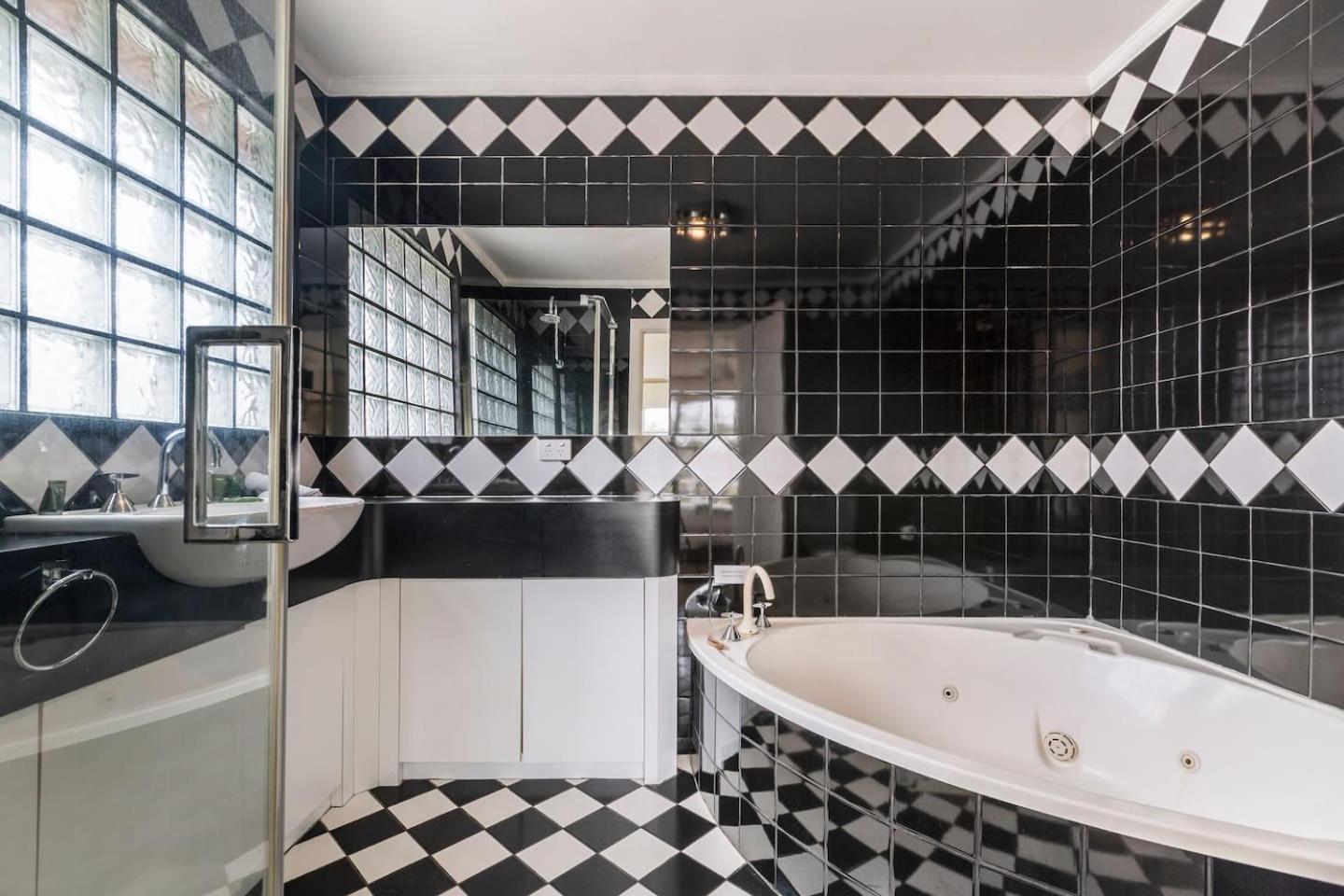 The Sylvan - Timeless Elegance Near Brighton Holiday home
