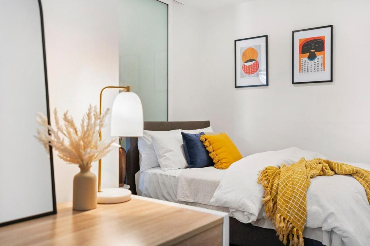 Modern 2br Cbd Stunning Views & Pool * Melbourne