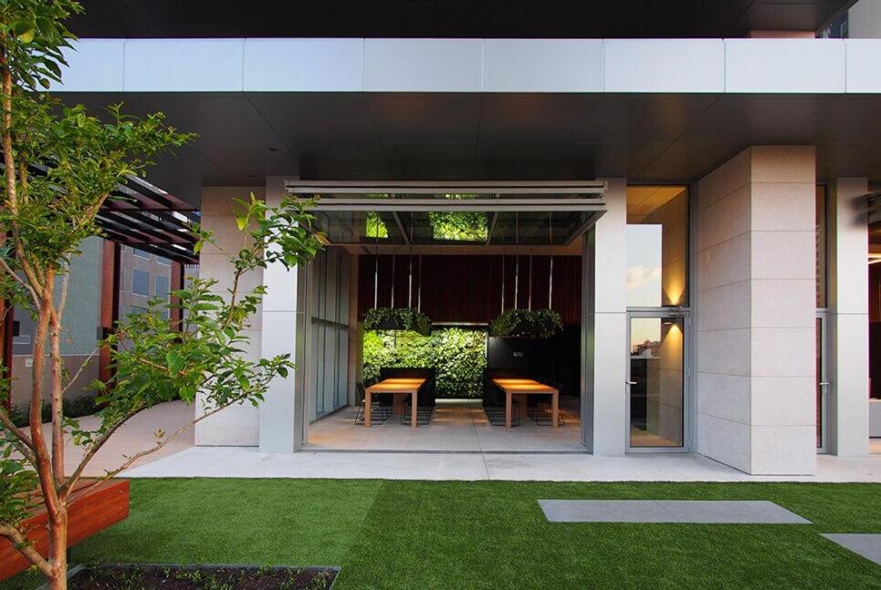 Modern 2br Cbd Stunning Views & Pool *