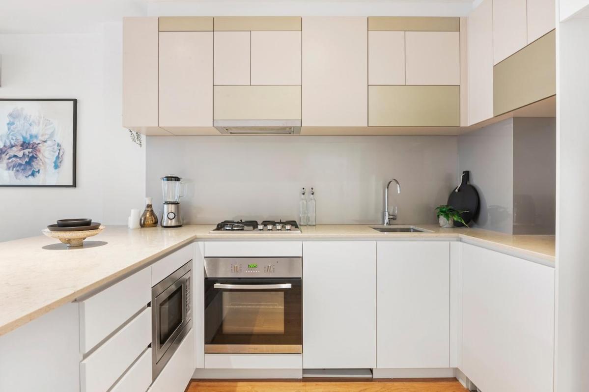 Modern 2br Cbd Stunning Views & Pool Melbourne