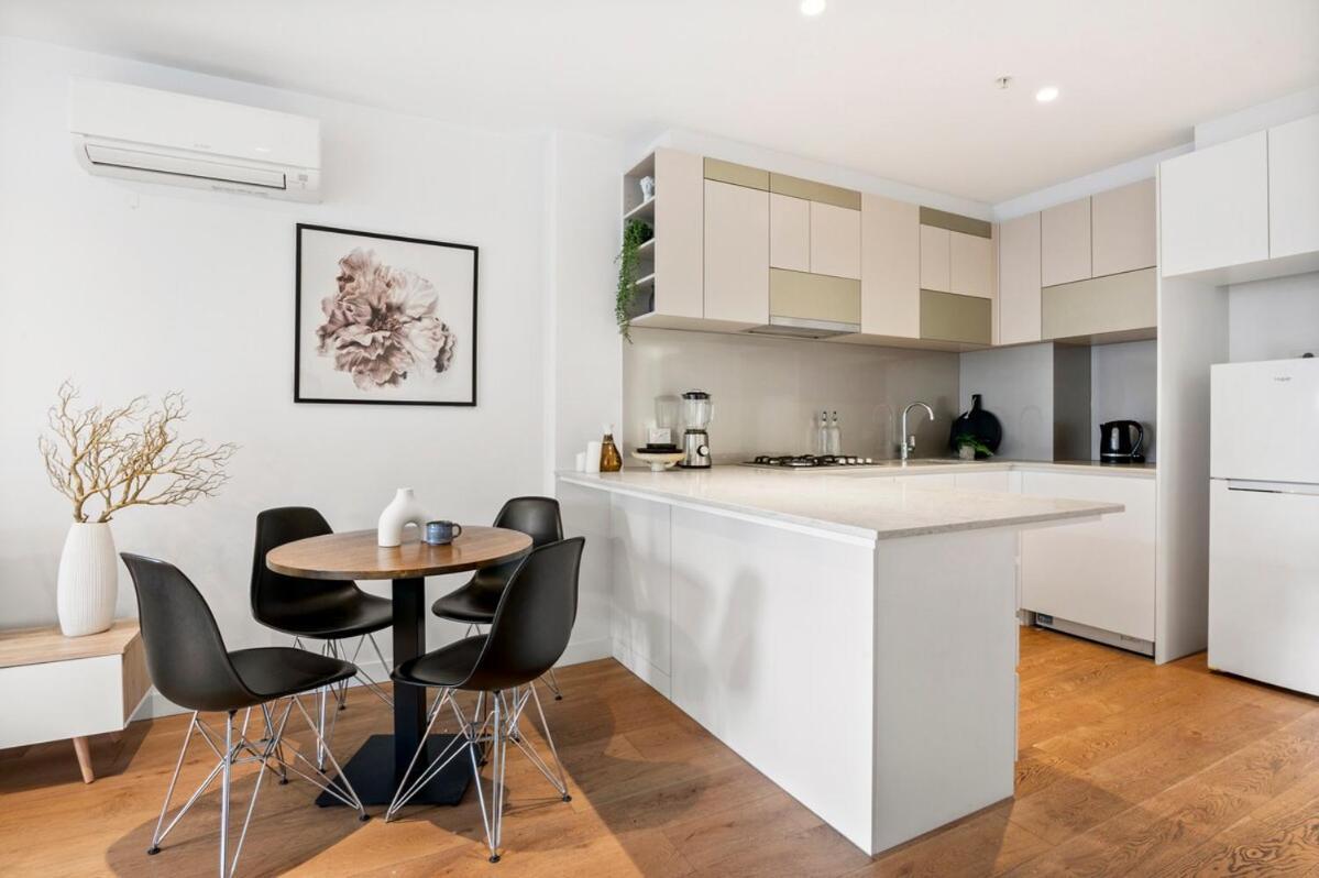 Modern 2br Cbd Stunning Views & Pool