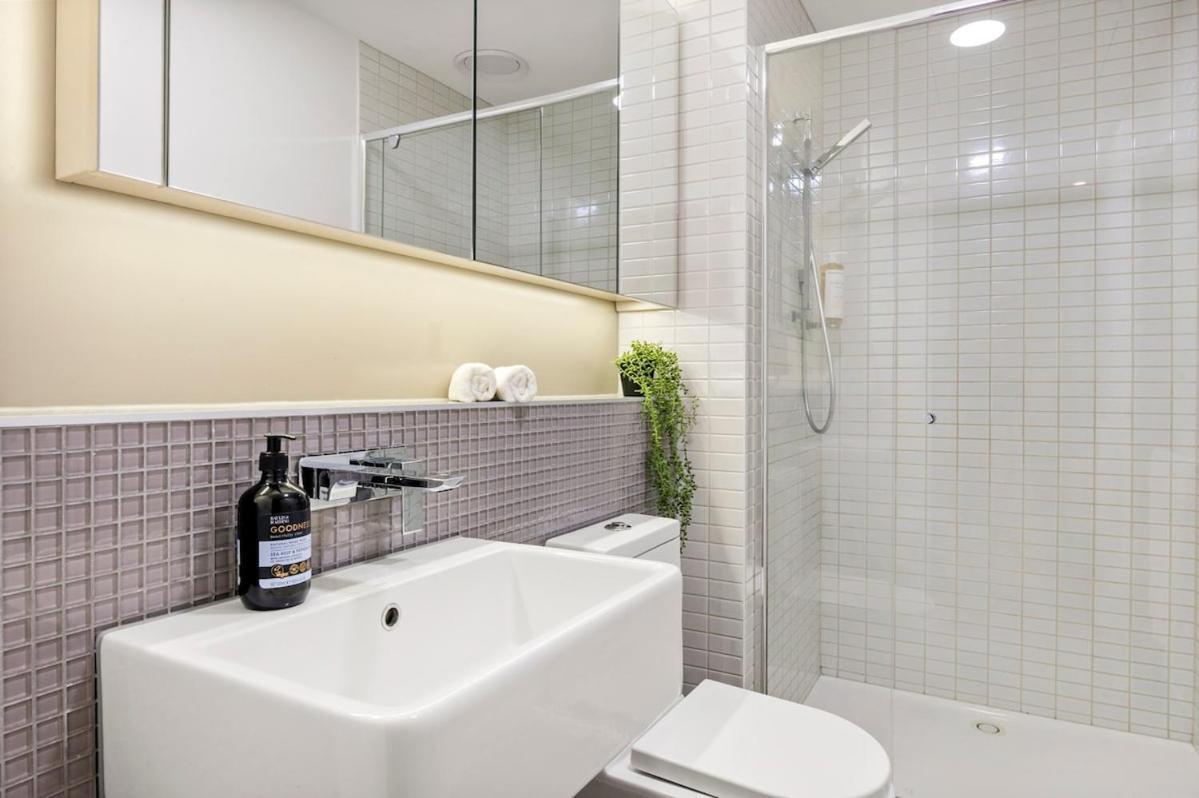 Modern 2br Cbd Stunning Views & Pool Apartment Melbourne