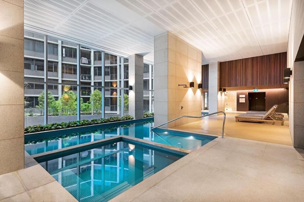 Modern 2br Cbd Stunning Views & Pool Apartment Melbourne