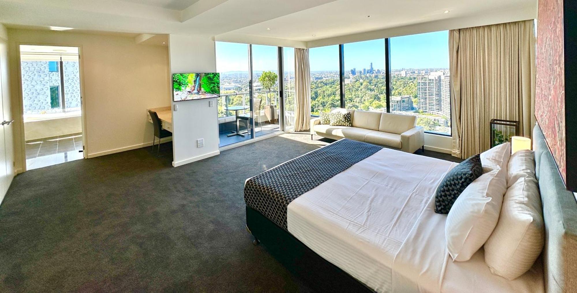 Luxury Duplex-penthouse Near Casino Mcec & Mcg Apartment
