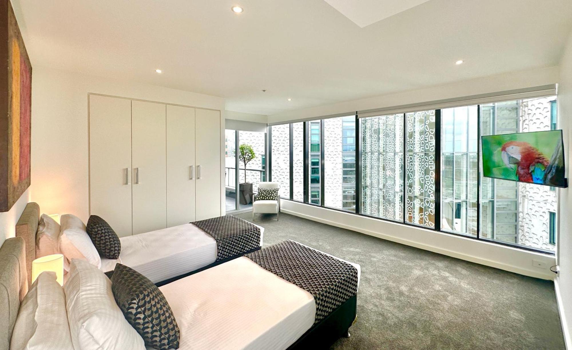 Luxury Duplex-penthouse Near Casino Mcec & Mcg Apartment *