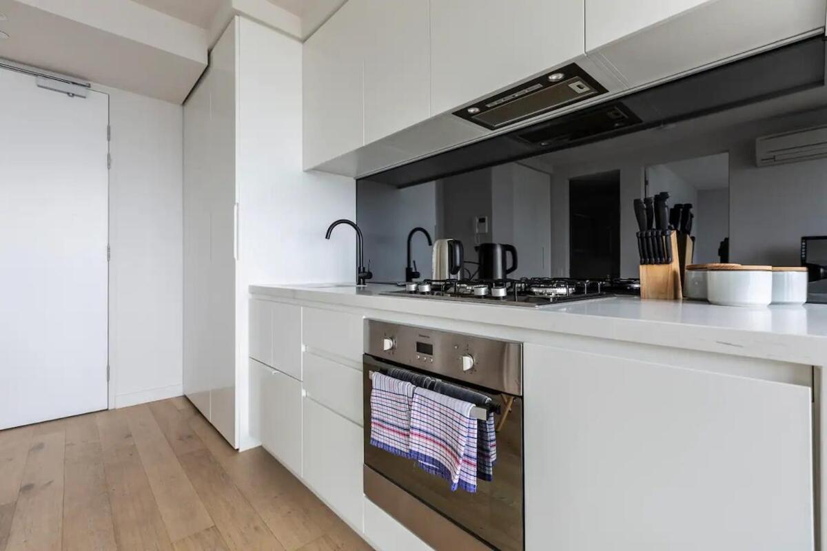 Apartment 1br Cbd High Rise Unit!