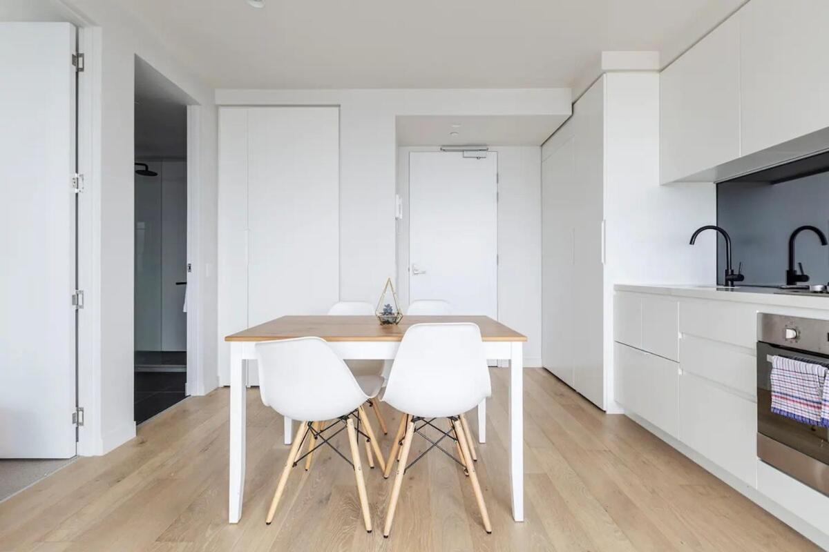 1br Cbd High Rise Unit! Melbourne