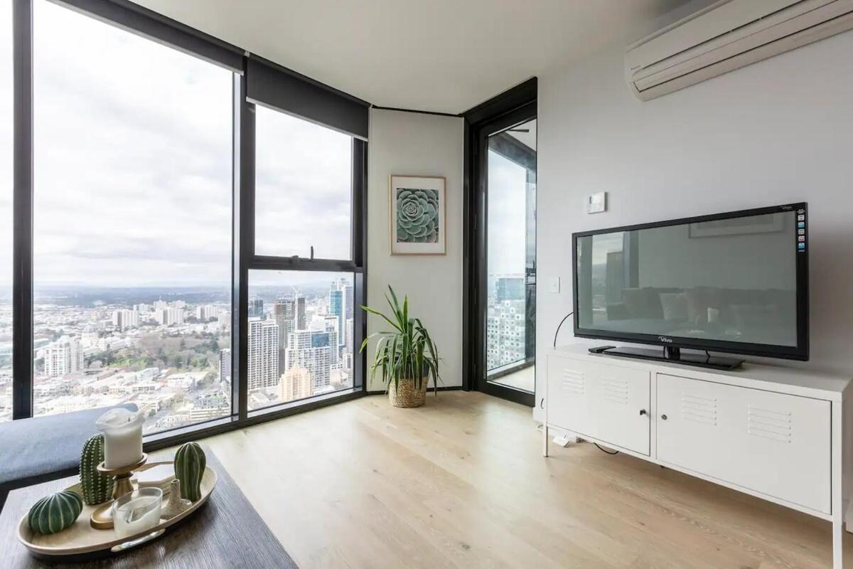 1br Cbd High Rise Unit! *