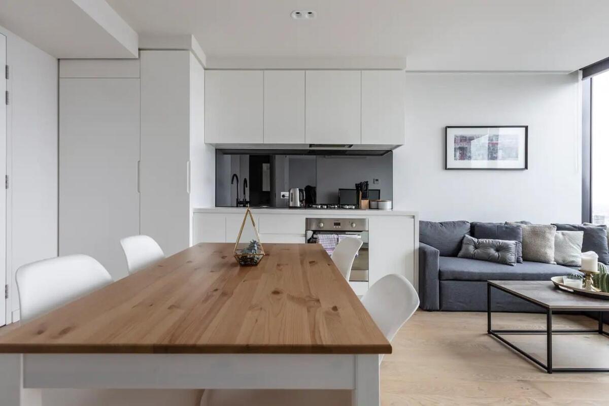 1br Cbd High Rise Unit! *