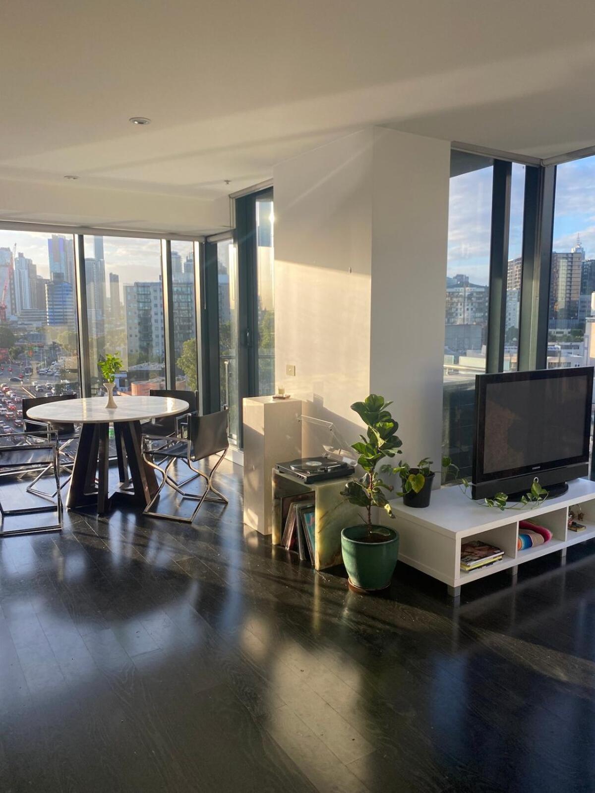 Views With Free Parking Apartment