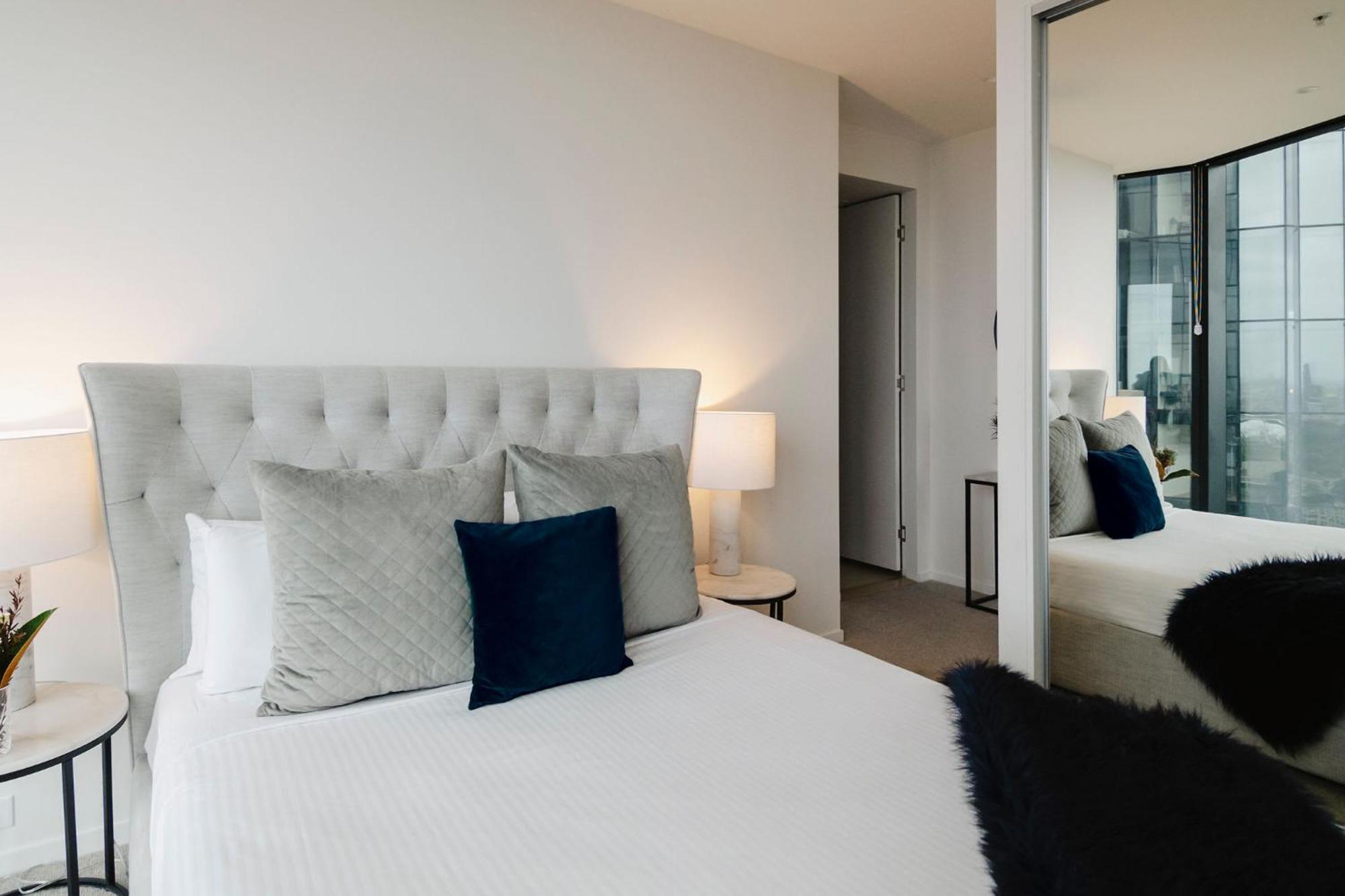Sophisticated Skyline Serenity At Southbank Apartment