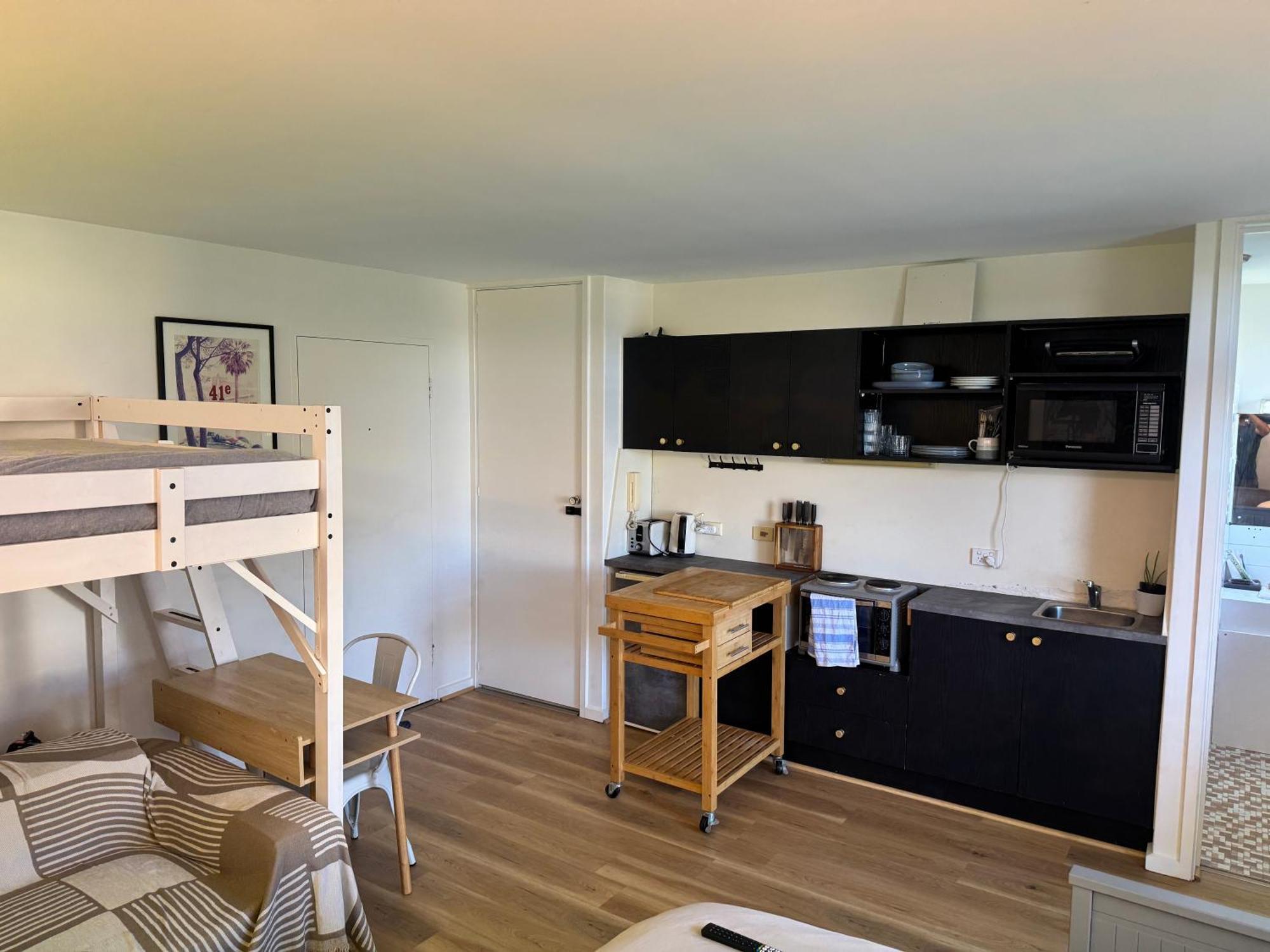 Beach-chic With Rooftop In Heart Of St Kilda Apartment