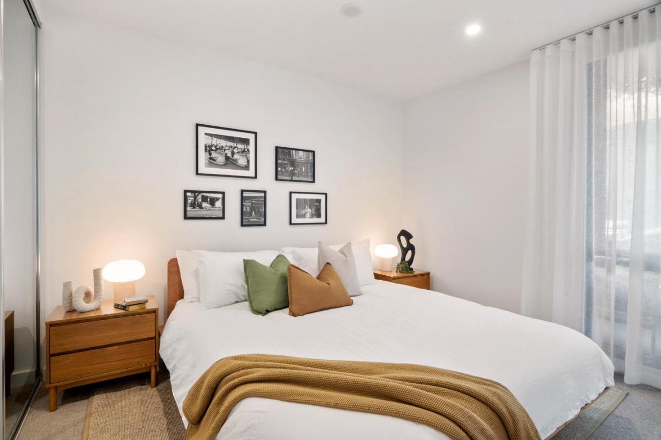 Peaceful Escape With King Bed, Parking And Walk To Cbd! Apartment *