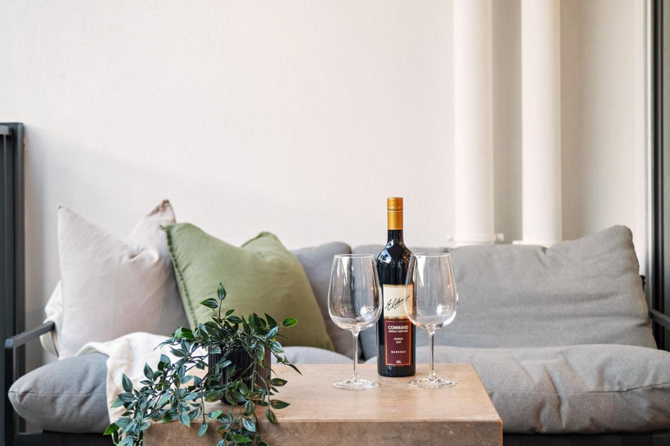 Apartment Peaceful Escape With King Bed, Parking And Walk To Cbd! Melbourne