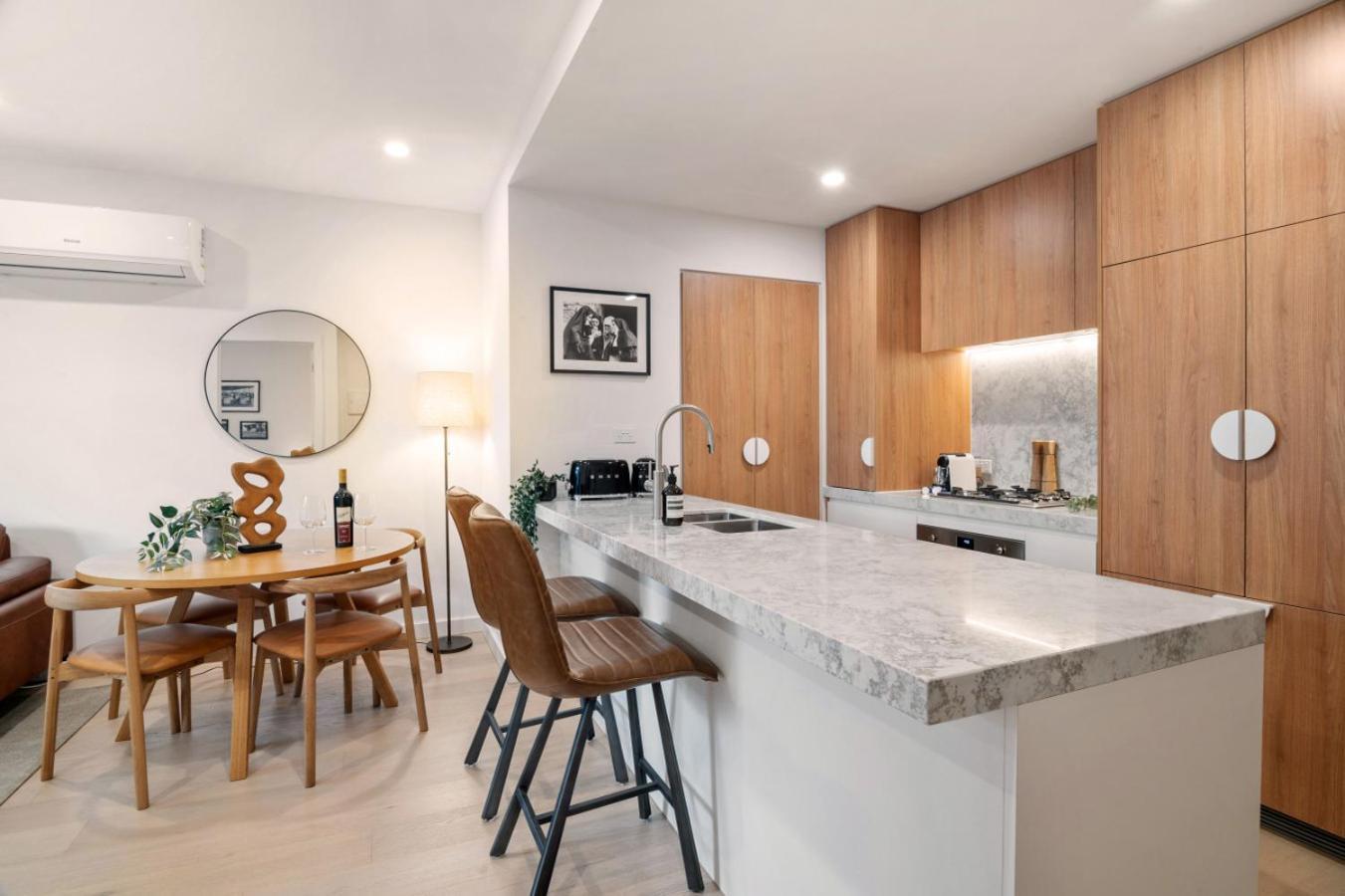 Peaceful Escape With King Bed, Parking And Walk To Cbd! * Melbourne