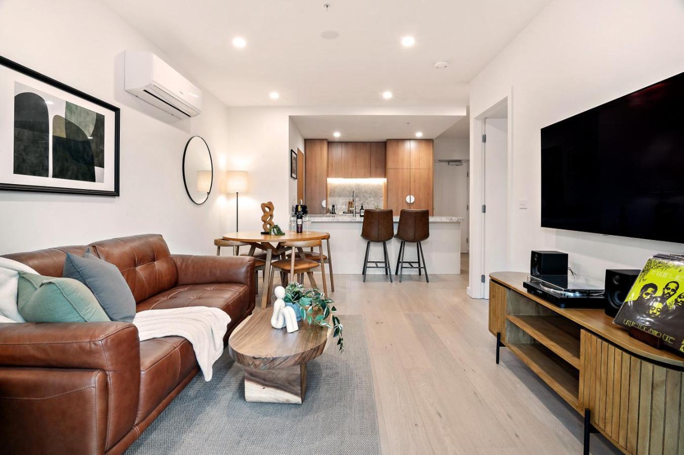 Peaceful Escape With King Bed, Parking And Walk To Cbd! Apartment