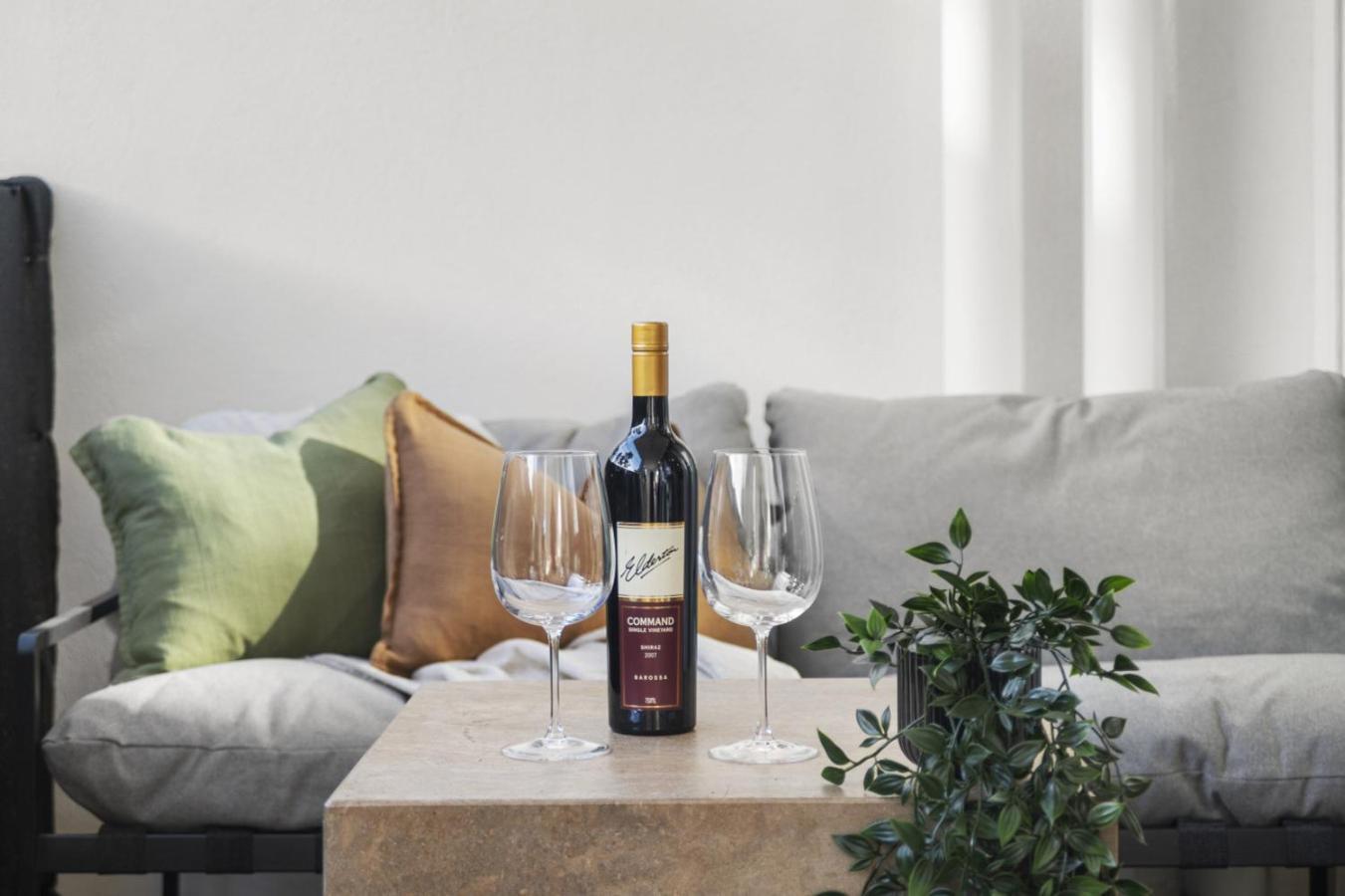 Apartment Peaceful Escape With King Bed, Parking And Walk To Cbd! Melbourne