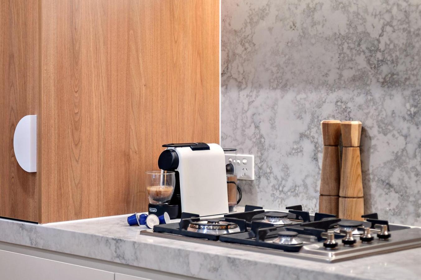 Peaceful Escape With King Bed, Parking And Walk To Cbd! Apartment *