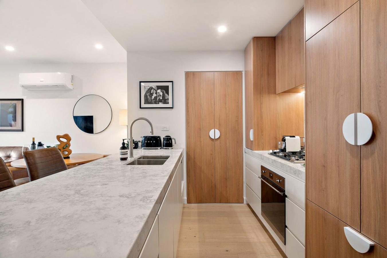 Peaceful Escape With King Bed, Parking And Walk To Cbd! * Melbourne