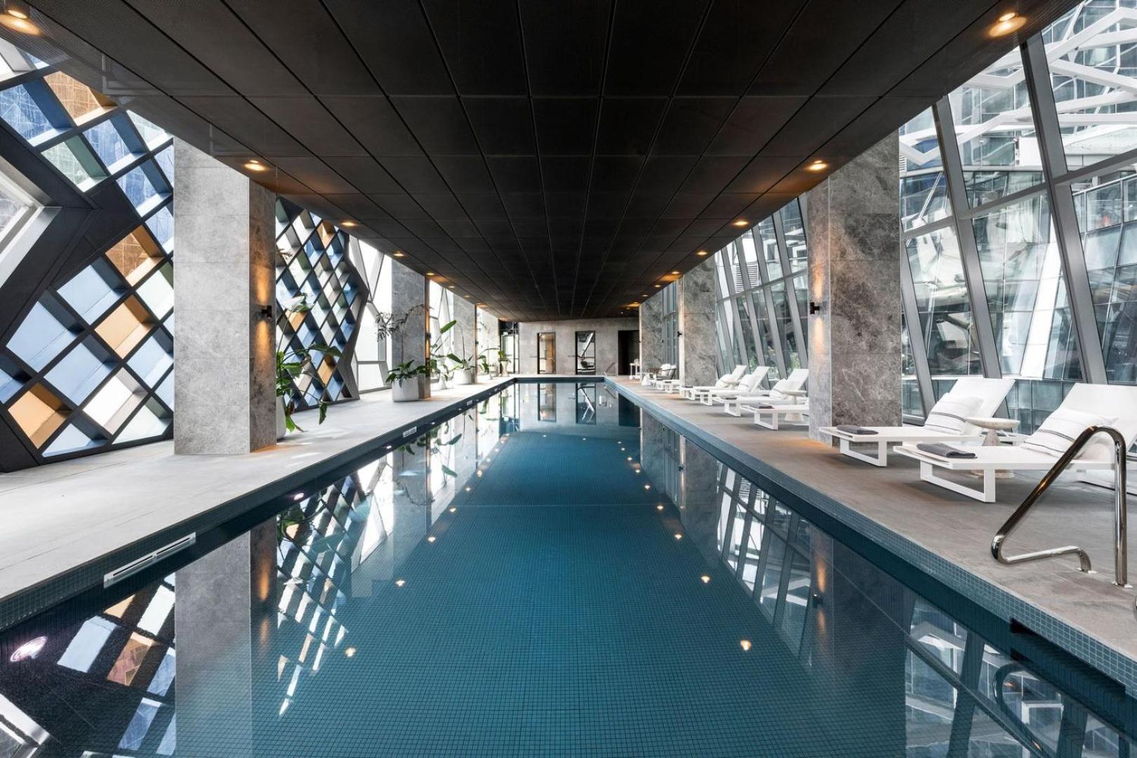 Stunning And Bay Views With Pool & Gym! *