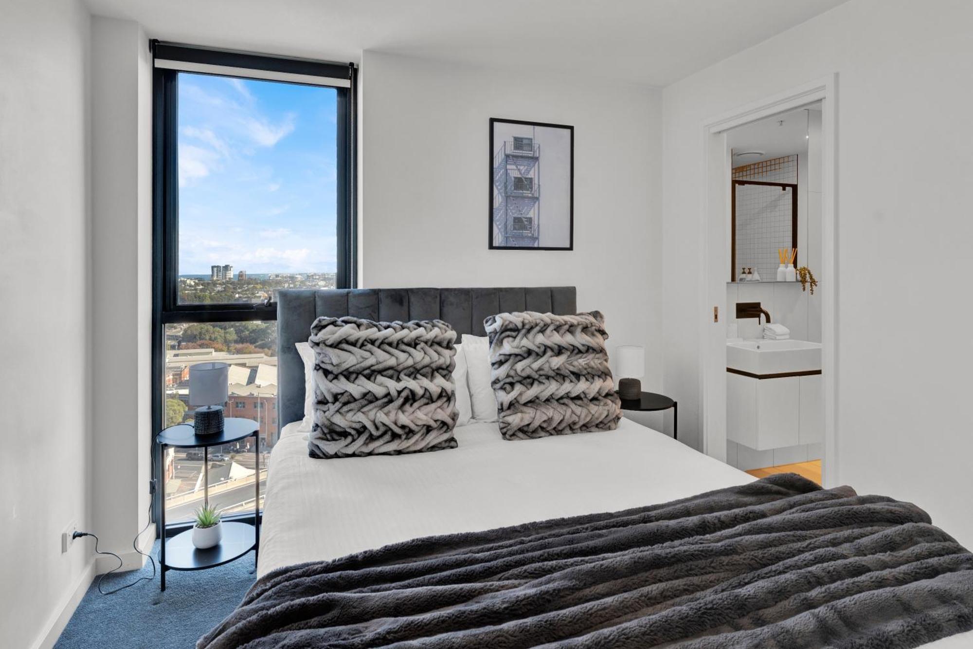 Gorgeous 2bed 2bath Near Crown Apartment *