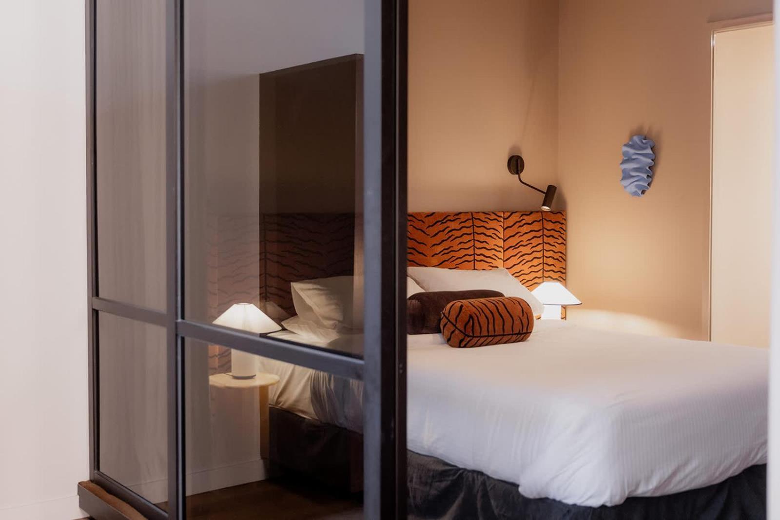 A Luxe In The Paris End Of Apartment *
