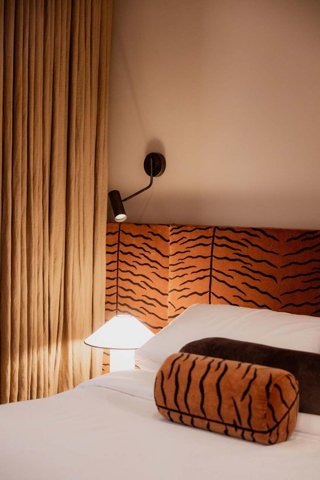A Luxe In The Paris End Of Apartment