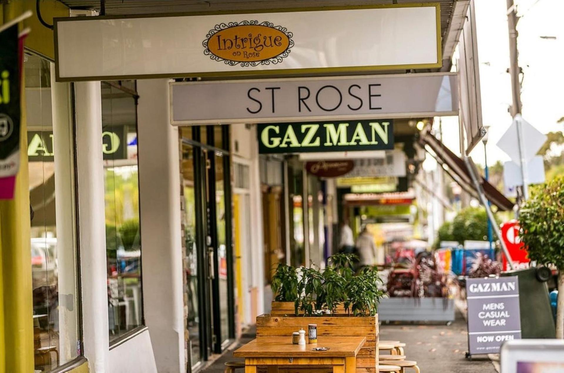 Workers Retreat Across From Essendon Station * Melbourne
