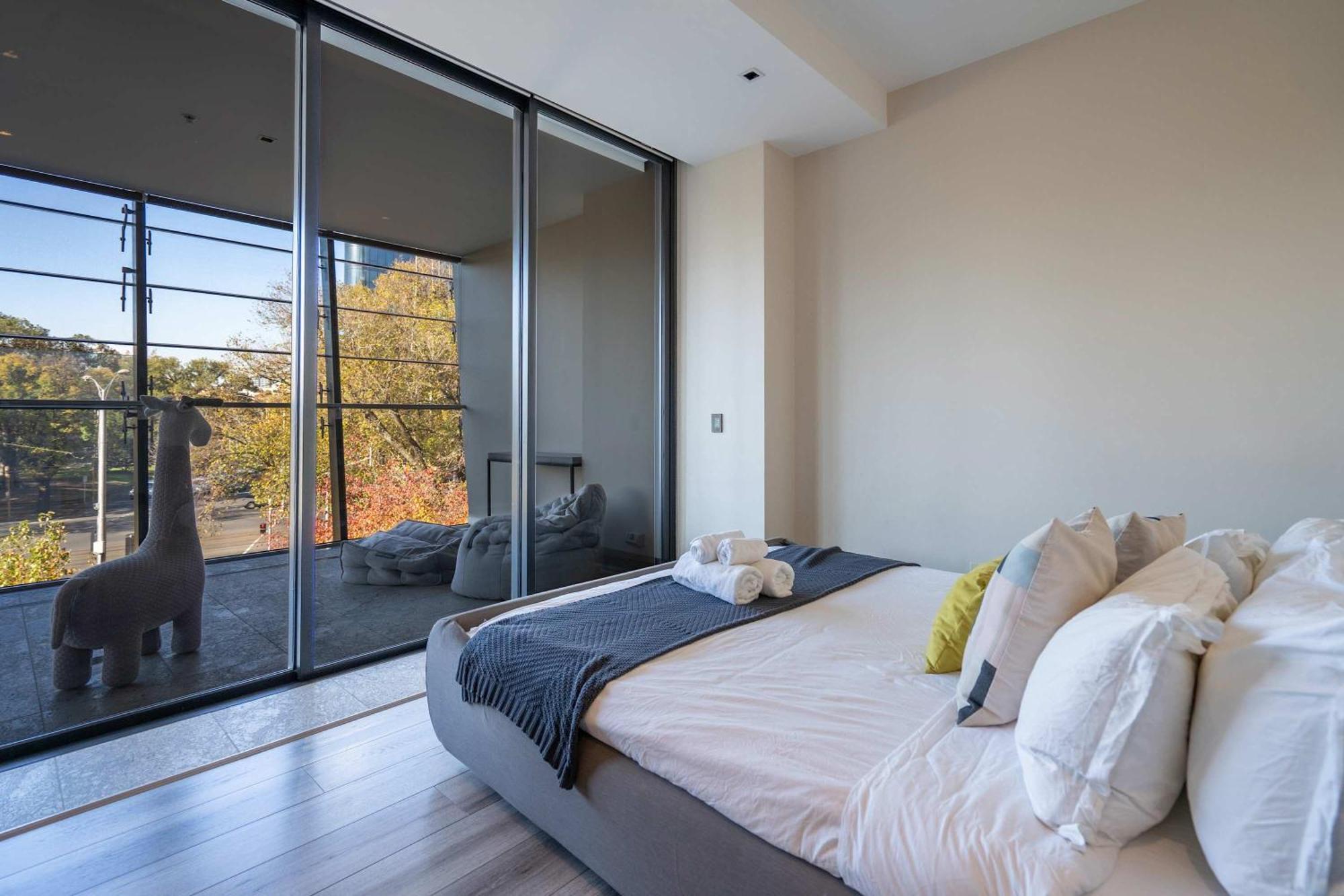 Grand St Kilda 2-story Sub-penthouse Apartment