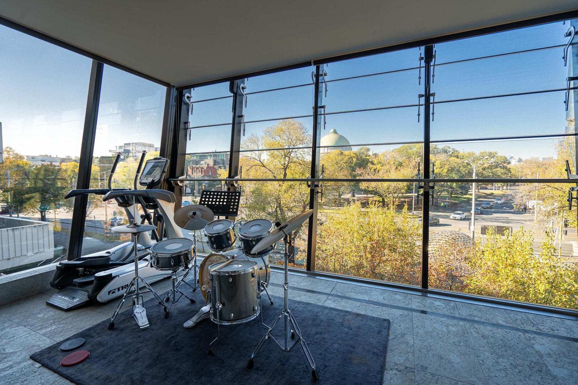 Grand St Kilda 2-story Sub-penthouse Apartment *
