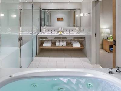Crown Promenade Hotel