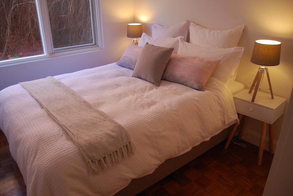 Apartamento Balcony Retreat By Ready Set Host *